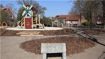 Der Selsinger Sawston-Platz mit einer Mühle als Blickfang auf dem Spielplatz.