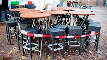 Der Senat hat am Dienstag seine Entscheidung darüber, welche Lockerungen bei sinkenden Inzidenzzahlen möglich sein sollen, auf kommende Woche vertagt. Wahrscheinlich werden erst ab 21. Mai die Zügel gelockert. Foto: Dittrich/dpa