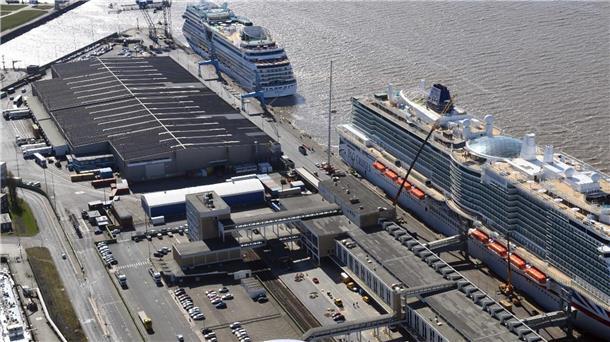 Blick auf Kreuzfahrtschiffe im Hafen.