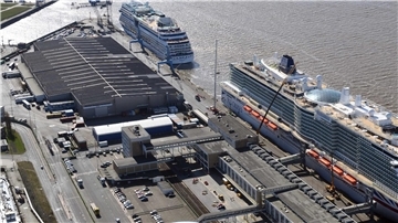 Blick auf Kreuzfahrtschiffe im Hafen.