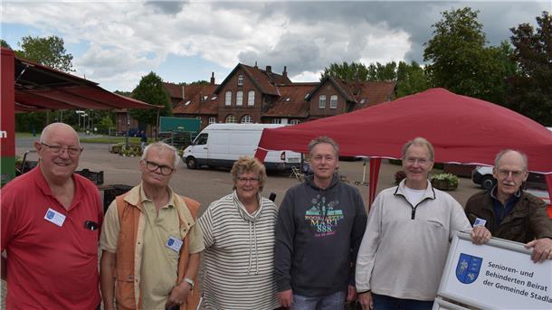 Der Senioren- und Behindertenbeirat bei einem Wochenmarkt in Rodenkirchen (von links) Vorsitzender Bernhard Tülp. Andreas Nass, Alida Aldag, Mario Glasner, Gast Wolfgang Zimmermann und Gerd Fiedler. Es fehlt: Lore Böselager.
