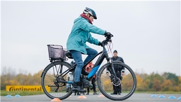 Eine Radlerin auf einem Trainingsplatz. Der Seniorenbeirat hatte zu einem Training mit dem E-Bike eingeladen.