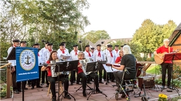 Der Shanty-Chor Loxstedt hatte das Vergnügen, als erster Verein auf der neuen Naturbühne bei Hokemeyers Hus auf dem Gelände des Heimatvereins Sellstedt aufzutreten.