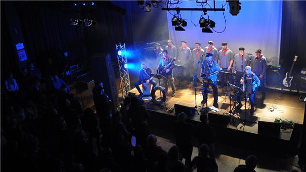 Der Shantychor Rodenkirchen verbreitet gute Laune. So war es auch im Februar beim Benefizkonzert für Opfer des Erdbebens in der Türkei und Syrien in der Nordenhamer Jahnhalle.