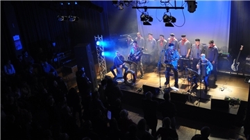 Der Shantychor Rodenkirchen verbreitet gute Laune. So war es auch im Februar beim Benefizkonzert für Opfer des Erdbebens in der Türkei und Syrien in der Nordenhamer Jahnhalle.