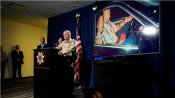 Der Sheriff von Las Vegas, Kevin McMahill, spricht während einer Pressekonferenz über die Anklage im Mordfall des Rappers Tupac Shakur.