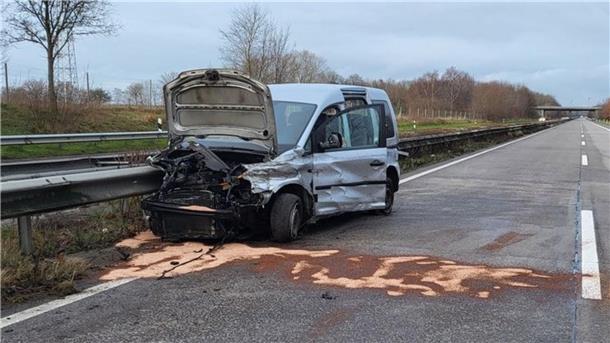 So grausam ist das Netz: Fahrt in den Tod live auf Facebook Der Siebensitzer mit den sechs Frauen verunglückte auf der A27 zwischen Debstedt und Neuenwalde.