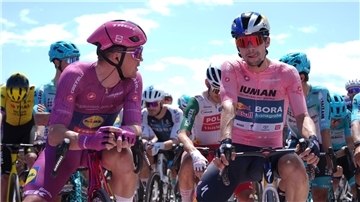 Der Slowene Primoz Roglic (r) verliert das Rosa Trikot des Gesamtführenden.