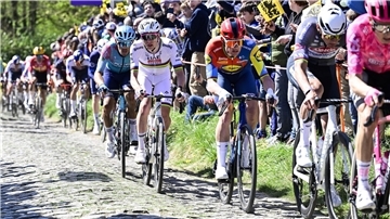 Der Slowene Tadej Pogacar (4.v.r) bei der Flandern-Rundfahrt.