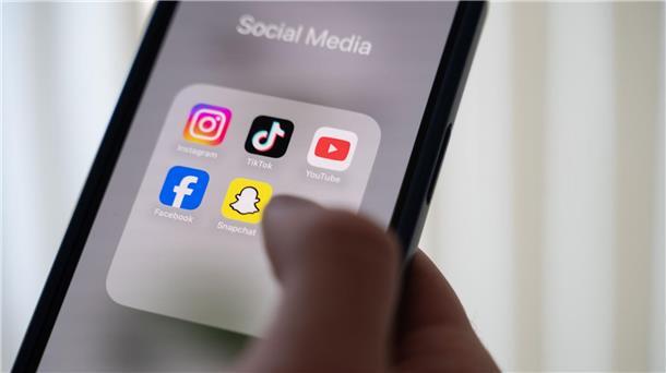 Zufriedener durchs Internet? Vielleicht immerhin die Älteren Der Sog der digitalen Plattformen ist für alle Altersgruppen da: Doch die Wirkungen der Nutzung könnten sich unterscheiden. (Symbolbild)