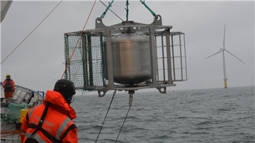 Ein Gerät wird aus dem Meer gezogen. Mit dem sogenannten Shellfish-Tower soll die Zucht von Algen und Muscheln im Offshore-Windpark erprobt werden.
