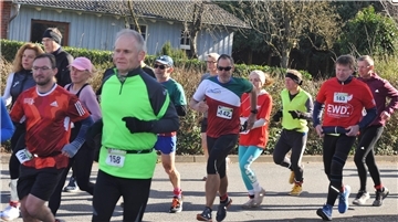 Sportliche Menschen laufen in Gnarrenburg