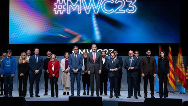 Der spanische König Felipe VI. (M) gemeinsam mit weiteren Teilnehmern bei der Eröffnung des Mobile World Congress 2023 in Barcelona.