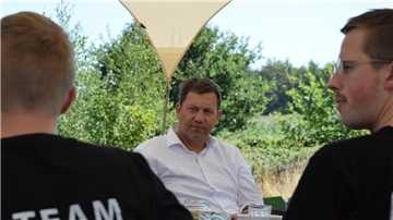 Der SPD-Bundesvorsitzende Lars Klingbeil (Mitte) nahm sich für das Gespräch mit Kulturschaffenden beim "Haus Irmgard" in Ramshausen viel Zeit.