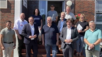 Menschengruppe vor einem Gebäude