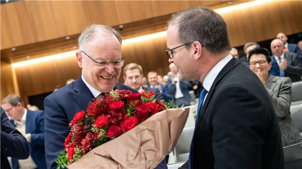 Rot-Grün in Niedersachsen vereidigt - Entlastung angekündigt Der SPD-Fraktionsvorsitzende Grant Hendrik Tonne gratuliert Stephan Weil zur Wiederwahl zum Ministerpräsidenten.