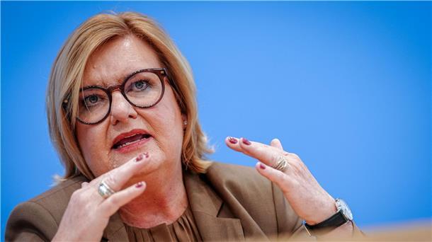 SPD-Landesvorstand segnet die Senatoren von Andreas Bovenschulte ab Frau gestikuliert.