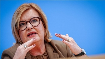 Frau gestikuliert.