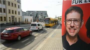 Der SPD-Politiker Matthias Ecke wurde am vergangen Freitag von vier jungen Männern angegriffen, während er Wahlplakate aufhängen wollte.