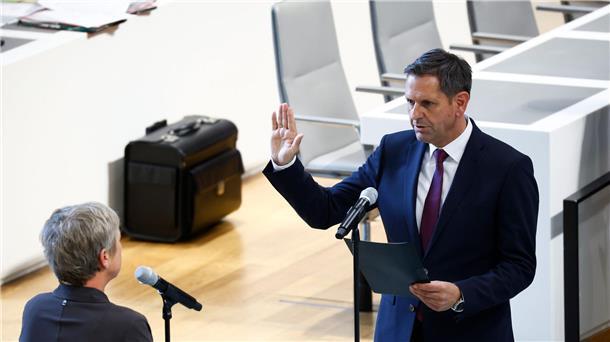 Schwesig gratuliert Lies: Setze auf gute Nachbarschaft Der SPD-Politiker Olaf Lies ist zum neuen Ministerpräsidenten von Niedersachsen gewählt worden. MV-Regierungschefin Manuela Schwesig (SPD) gratulierte ihm und erklärte, sie hoffe weiter auf gute Nachbarschaft.
