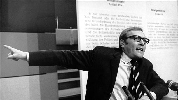 Rudolf Augstein wäre 100 Jahre alt geworden Der „Spiegel“-Herausgeber Rudolf Augstein referiert bei einer Anti-Notstandskundgebung in Frankfurt (1968).