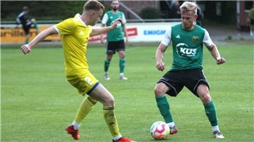Der spielende Co-Trainer Jan-Niklas Leschniok (rechts) schlägt sich mit Knie-Problemen herum.