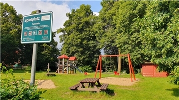 Der Spielplatz Talstraße: traditionell gewachsen und familienfreundlich am Mehrzweckgebäude gelegen.