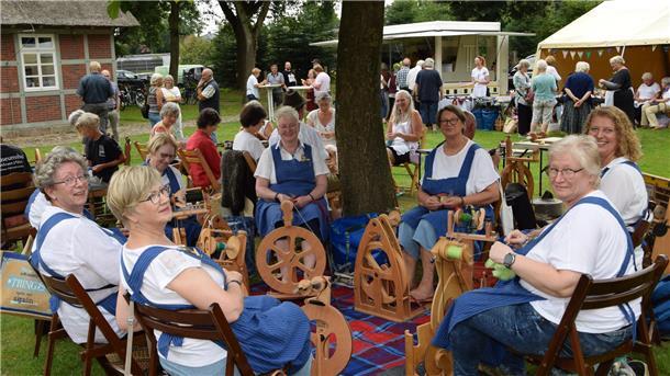 So gesellig läuft das niedersächsische Spinntreffen in Sittensen Der Spinnkreis des Heimatvereins Schwanewede zeigt das gemeinsame Hobby auf dem Heimathausgelände in Sittensen.