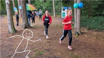 Der sportliche Aktionstag, der Schüler, Lehrkräfte, Eltern und Unterstützer gleichermaßen in Bewegung brachte, fand auf dem Gelände des Heeslinger Sportclubs (HSC) statt.