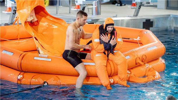 Eintauchen in die Truppe - Marine-Rekruten treten Dienst an Der Sprung in eine Rettungsinsel in einem Lehrschwimmbecken gehört in Wilhelmshaven zur Grundausbildung neuer Rekruten.