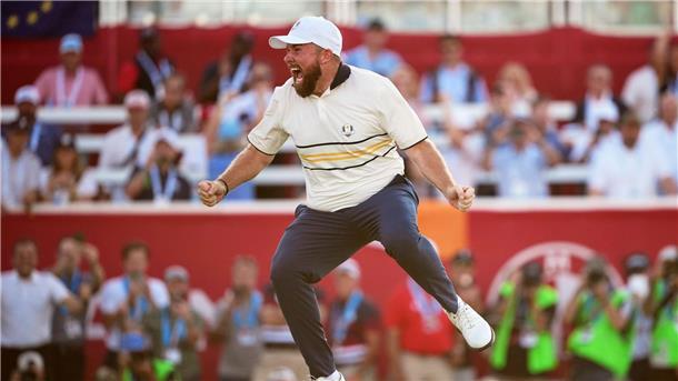 Ryder Cup wieder in Europa: „Feiern als gäbe es kein Morgen“ Der Sprung nach dem entscheidenden Putt: Shane Lowry bejubelt die Titelverteidigung im Ryder Cup.