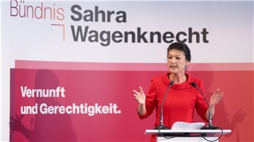 „Der Staat greift älteren Menschen immer tiefer in die ohnehin schmale Geldbörse“, kritisiert die Vorsitzende der Partei Bündnis Sahra Wagenknecht.