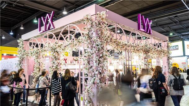 „New Adult“ - Junge Leserinnen beflügeln die Buchbranche Der Stand des Lyx-Verlags auf der Frankfurter Buchmesse.