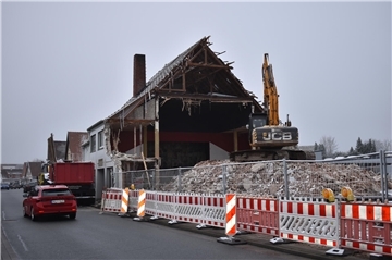 Der Startschuss für die neue Bebauung der Spadener Ortsmitte ist gefallen. Der investor lässt jetzt die frühere Gaststätte "Zur Linde" abreißen.