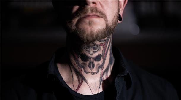 Tattoo am Hals 