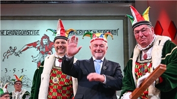 Der stellvertretende Bundestagspräsident Wolfgang Kubicki (FDP) winkt, nachdem er vom Stockacher Narrengericht zum Laufnarr geschlagen worden ist.