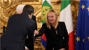 Der stellvertretende Ministerpräsident Italiens, Matteo Salvini, gratuliert der neuen Ministerpräsidentin Giorgia Meloni bei der Vereidigungszeremonie.