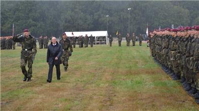 Der stellvertretende Regimentskommandeur Mirko Bindewald (links) und der stellvertretende Landrat Hans-Joachim Jaap schreiten in strömendem Regen die Front der Rekruten ab. Hinter ihnen folgt der Führer der Gelöbnisaufstellung, Oberfeldarzt Arwed Engelien. 