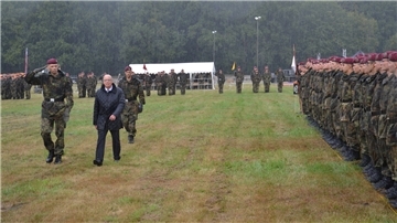 Der stellvertretende Regimentskommandeur Mirko Bindewald (links) und der stellvertretende Landrat Hans-Joachim Jaap schreiten in strömendem Regen die Front der Rekruten ab. Hinter ihnen folgt der Führer der Gelöbnisaufstellung, Oberfeldarzt Arwed Engelien. 