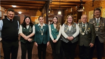 Der stellvertretende Samtgemeindebürgermeister Günther Nase (von links) mit erfolgreichen Teilnehmern des Samtgemeindeschießens in Tarmstedt: Alina Booth, Paula Kahrs, Leonie Booth, Hanna Randermann, Manfred Stelljes und Rainer Blome.