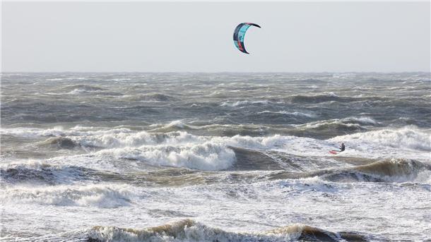 Deutlich erhöhte Wasserstände in Nordfriesland erwartet Der Strand von St. Peter-Ording: Am Dienstag werden an der nordfriesischen Küste deutlich erhöhte Wasserstände erwartet. (Archivbild)