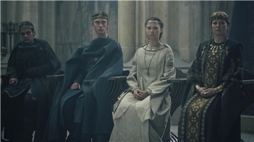 Eine Szene aus der Serie "Die Nibelungen": Königin Ute (Jördis Triebel, rechts) mit ihren Kindern (von links) Gernot (Bela Lenz), Giselher (Alessandro Schuster) und Kriemhild (Lilja van der Zwaag).