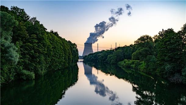 AKW-Streit: Grüne stärken Habeck Rücken Der Streit um die Laufzeitverlängerung von deutschen AKW geht weiter.