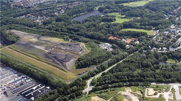 Der Streit zwischen Deponiebetreiber und Bürgerinitiative BIKEG über die Mülldeponie in Speckenbüttel (links) schwelt seit Jahren.