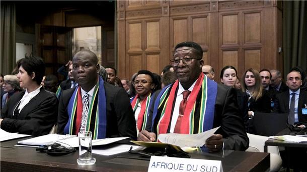 Der südafrikanische Justizminister Ronald Lamola (l) und der Botschafter in den Niederlanden, Vusimuzi Madonsela, im Gerichtssaal.