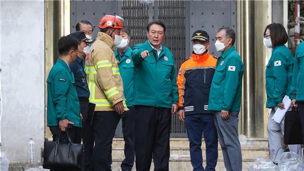 Der südkoreanische Präsident Yoon Suk Yeol (m.) im Seouler Ausgehviertel Itaewon, wo bei einer Massenpanik über 150 Menschen getötet und viele weitere verletzt worden sind.