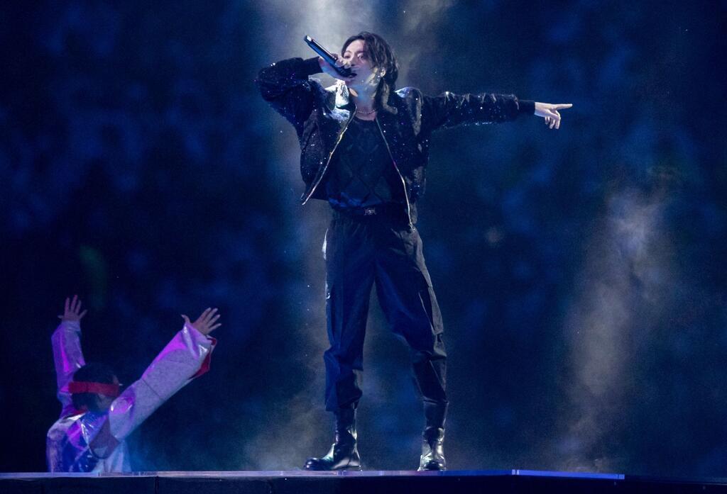 Der südkoreanische Superstar Jungkook  während der Eröffnungsfeier zur Fußball-WM im Al-Bait Stadion in Katar im vergangenen November.