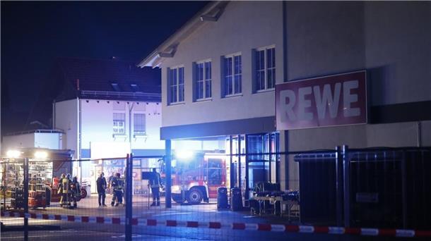 „Viel Glück gehabt“ - Verletzte bei Supermarktdach-Einsturz Der Supermarkt wird abgesperrt.
