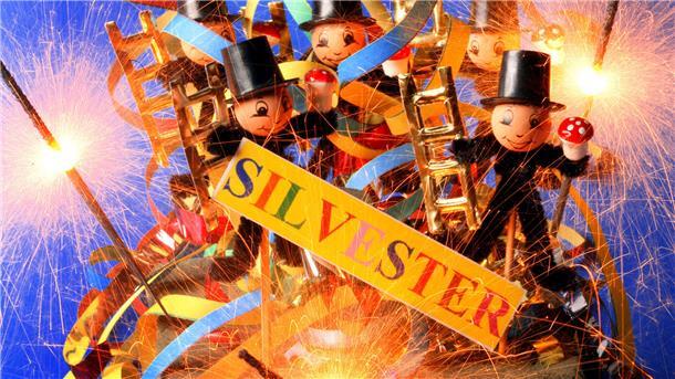 Der Tag bis Mitternacht ist lang. Da können eine Party am Silvesterabend, lecker Essen und Gesellschaftsspiele Abhilfe schaffen, damit die Zeit schneller vergeht. Und wenn das alles nicht hilft, dann kann man auch ins neue Jahr schlafen.