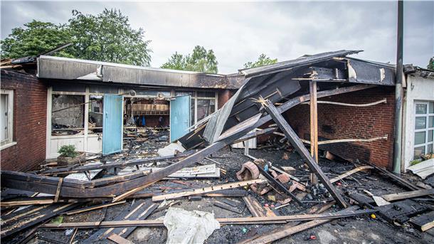Der Tag nach dem Brand in der Nacht zum 5. Juli 2019 in der ev.-luth. Kindertagesstätte „Michaelis“ in der Potsdamer Straße. Blick auf die völlig ausgebrannte Kita, die in den frühen 70er Jahren gebaut worden war und kurz vor dem Feuer noch modernisiert wurde. Foto: Hartmann